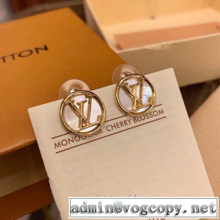 2019即旬な装いに  きちんと感が抜群 ピアス 夏らしい季節感 ルイ ヴィトン LOUIS VUITTON きれいめ上品に