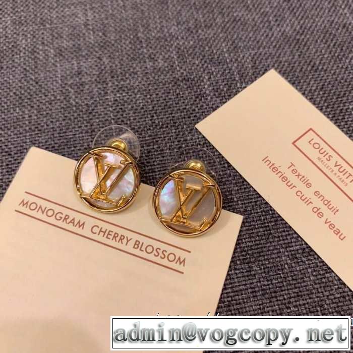 2019即旬な装いに  きちんと感が抜群 ピアス 夏らしい季節感 ルイ ヴィトン LOUIS VUITTON きれいめ上品に