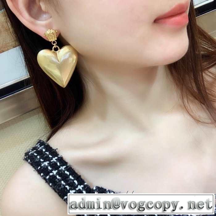 ヴェルサーチVERSACEすっきりした印象に  ピアス 2019年春夏のトレンドアイテム ちょっと大人の印象