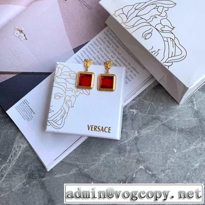スタイルUPして着こなす ヴェルサーチVERSACE 2019年春夏のトレンドアイテム ピアス スタイルアップ上品