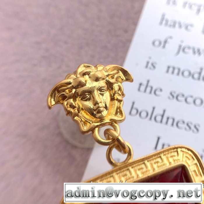 スタイルUPして着こなす ヴェルサーチVERSACE 2019年春夏のトレンドアイテム ピアス スタイルアップ上品