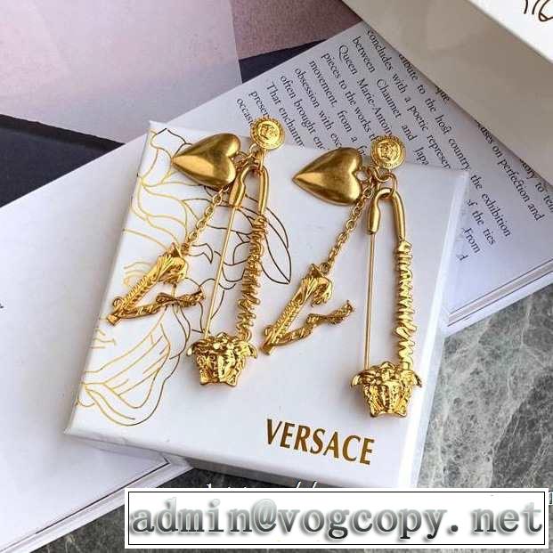 ピアス  デザイン抜群のアイテム ヴェルサーチVERSACE 2019年春夏流行ファッション トレンド感があって涼しげ
