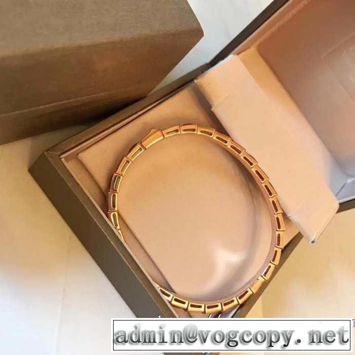 夏の大人カジュアルスタイル ブルガリ リラックススタイルが実現 BVLGARI 2019年最新ファッション ブレスレット