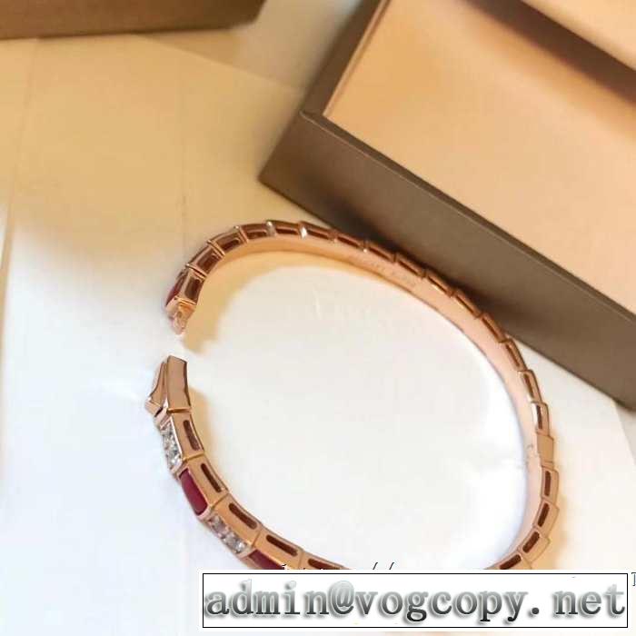 夏の大人カジュアルスタイル ブルガリ リラックススタイルが実現 BVLGARI 2019年最新ファッション ブレスレット