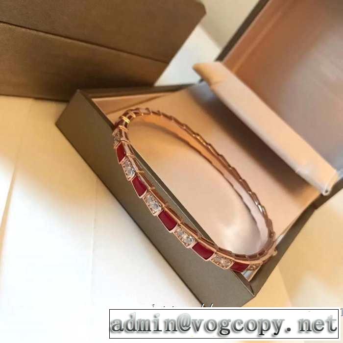 夏の大人カジュアルスタイル ブルガリ リラックススタイルが実現 BVLGARI 2019年最新ファッション ブレスレット