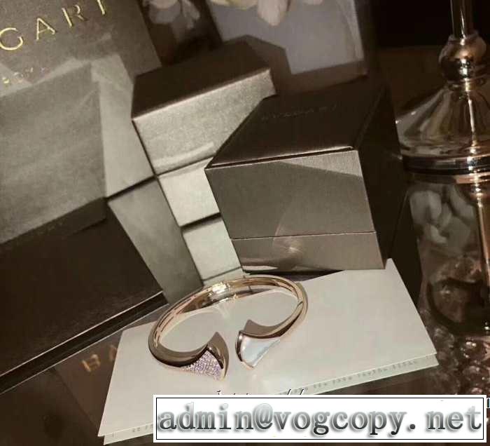 ブレスレット 上品な涼やかさある印象に ブルガリ 2019春夏の大注目トレンドBVLGARI 夏らしい品格が漂う