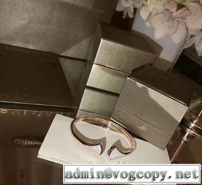ブレスレット 上品な涼やかさある印象に ブルガリ 2019春夏の大注目トレンドBVLGARI 夏らしい品格が漂う