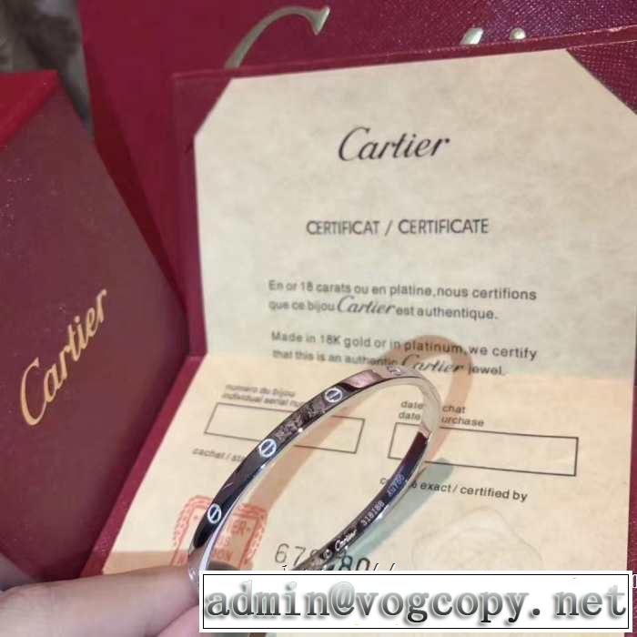 おしゃれな夏ファッション2019カルティエ CARTIER 季節感のあるファッション ブレスレット 気持ちいい真夏日にぴったり