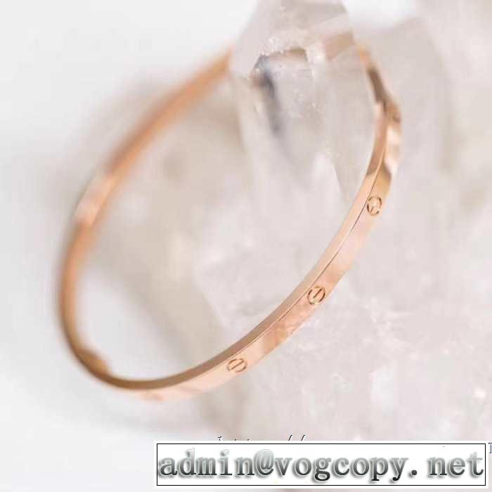 おしゃれな夏ファッション2019カルティエ CARTIER 季節感のあるファッション ブレスレット 気持ちいい真夏日にぴったり
