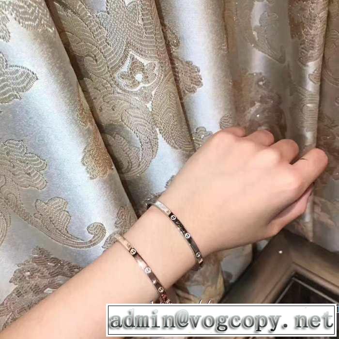 おしゃれな夏ファッション2019カルティエ CARTIER 季節感のあるファッション ブレスレット 気持ちいい真夏日にぴったり