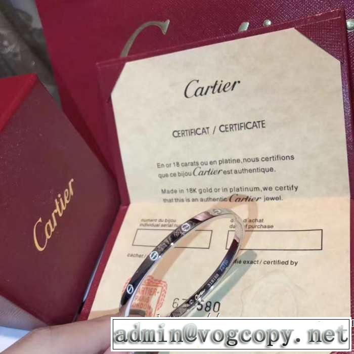 おしゃれな夏ファッション2019カルティエ CARTIER 季節感のあるファッション ブレスレット 気持ちいい真夏日にぴったり