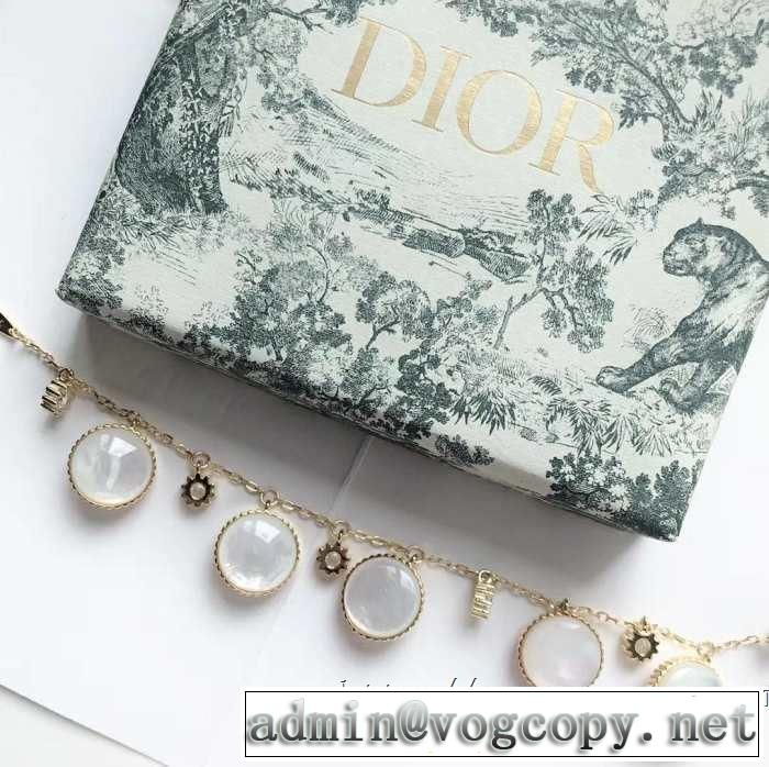 ぜひ今年のトレンドをチェック  ブレスレット 2019年春夏のトレンドアイテムディオール DIOR