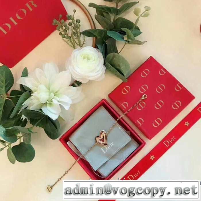 ちょっと大人の印象 ディオール 2019年春夏流行ファッション DIOR ブレスレット ドレスアップ効果も抜群