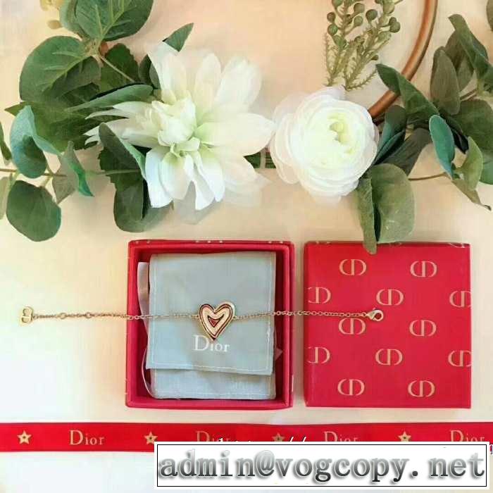 ちょっと大人の印象 ディオール 2019年春夏流行ファッション DIOR ブレスレット ドレスアップ効果も抜群