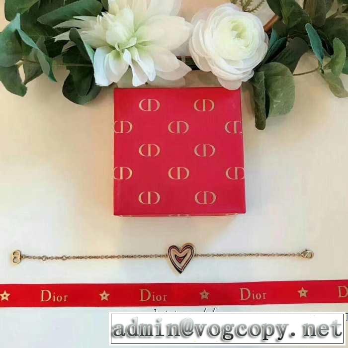 ちょっと大人の印象 ディオール 2019年春夏流行ファッション DIOR ブレスレット ドレスアップ効果も抜群