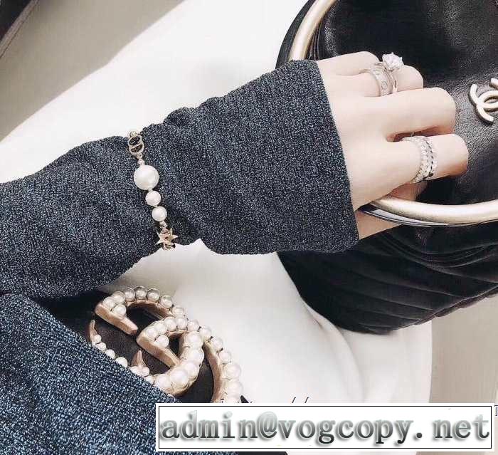 ブレスレット 2019年春夏流行ファッション ディオールファッションにトレンド  DIOR トレンド感があって涼しげ