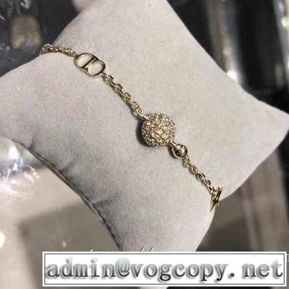 春夏のトレンドアイテム ディオール DIOR 大人カジュアル夏ファッション2019 ブレスレット 大人の可愛さを引き立て
