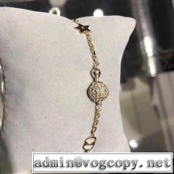 春夏のトレンドアイテム ディオール DIOR 大人カジュアル夏ファッション2019 ブレスレット 大人の可愛さを引き立て