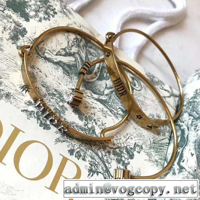 ディオール DIOR 気持ちいい真夏日にぴったり ブレスレット おしゃれな夏ファッション2019 清潔感のある肌見せ