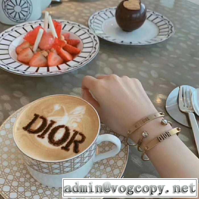 ディオール DIOR 気持ちいい真夏日にぴったり ブレスレット おしゃれな夏ファッション2019 清潔感のある肌見せ