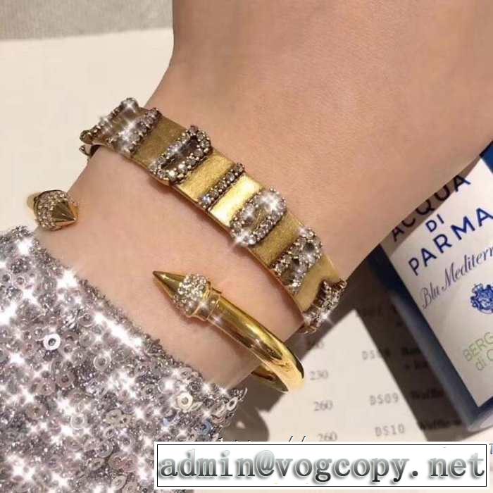 今季は特に注目ファション  ブレスレットおしゃれな夏ファッション2019 ディオール DIOR 今年の夏は着こなし 