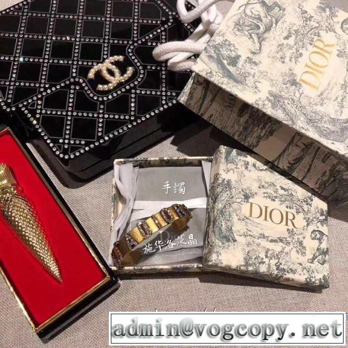 今季は特に注目ファション  ブレスレットおしゃれな夏ファッション2019 ディオール DIOR 今年の夏は着こなし