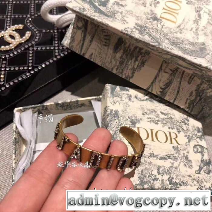 今季は特に注目ファション  ブレスレットおしゃれな夏ファッション2019 ディオール DIOR 今年の夏は着こなし