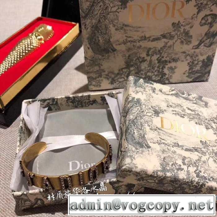 今季は特に注目ファション  ブレスレットおしゃれな夏ファッション2019 ディオール DIOR 今年の夏は着こなし
