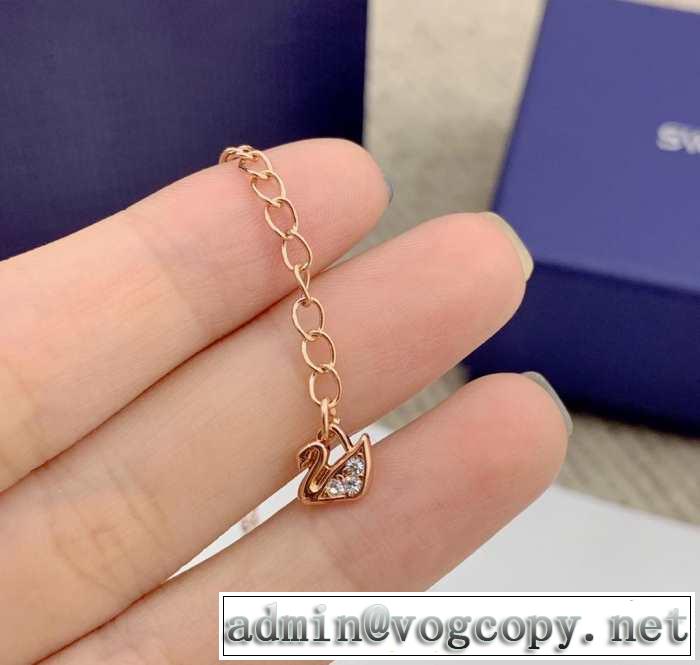 2019春夏トレンドアイテム スワロフスキー SWAROVSKI ネックレス 一気にトレンド感満載な着こなし