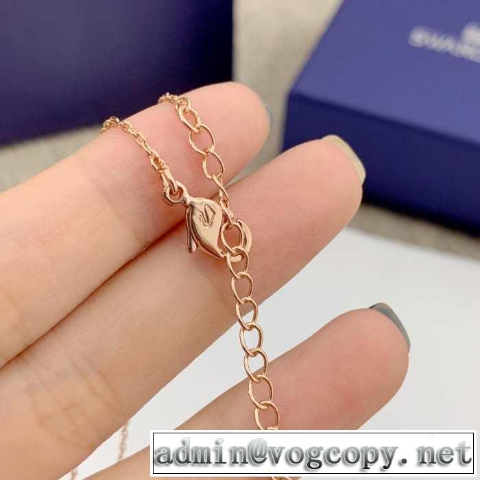 2019春夏トレンドアイテム スワロフスキー SWAROVSKI ネックレス 一気にトレンド感満載な着こなし