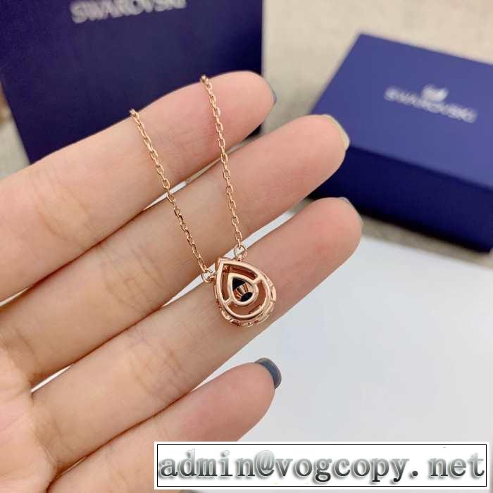 2019春夏トレンドアイテム スワロフスキー SWAROVSKI ネックレス 一気にトレンド感満載な着こなし