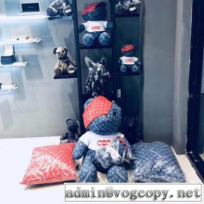 2019-20秋冬トレンドファッション シュプリーム  SUPREME最新秋冬トレンドをチェック  ぬいぐるみ 秋冬流行りファション