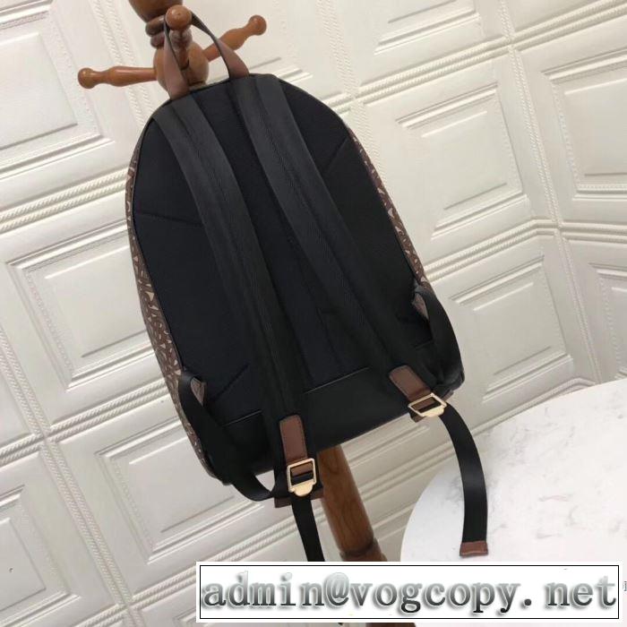 春夏のトレンドアイテム リュック  大人の可愛さを引き立て  バーバリー BURBERRY 大人カジュアル夏ファッション2019