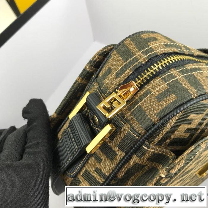 グッと大人っぽい印象にフェンディ 夏らしい抜け感を演出し FENDI  レディースバッグ 2019年春夏シーズンの人気 大人らしく仕上げ