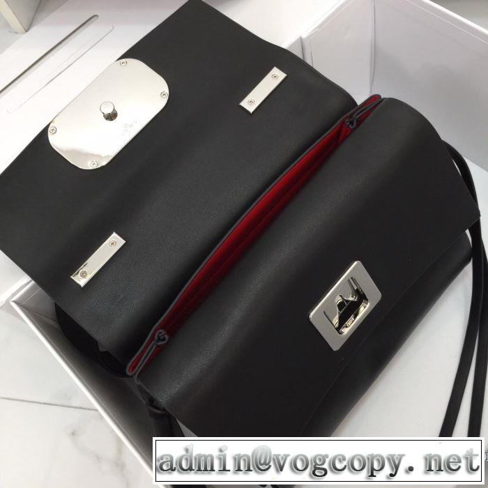 多色選択可 トレンド感があって涼しげ ヴァレンティノ VALENTINO 夏ファッションのおすすめ レディースバッグ