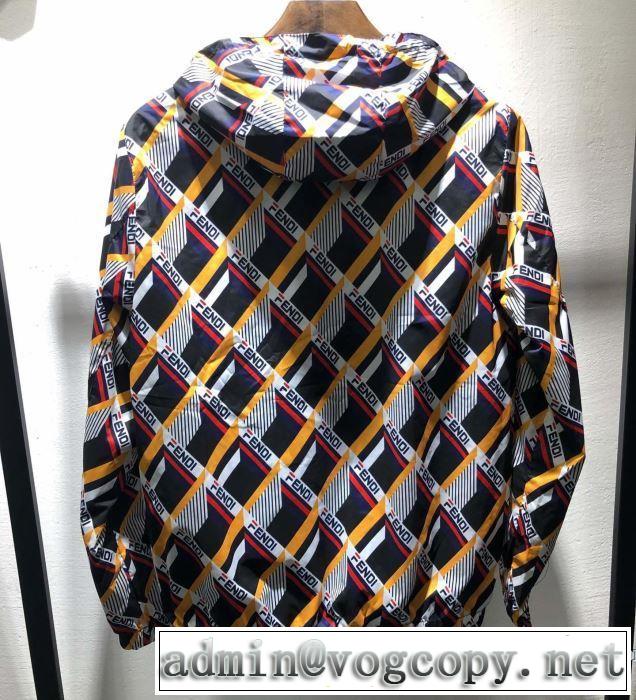 今年春夏ファション流行り  フード付きコート  2019SSのトレンド商品 フェンディ FENDI 透け感優しい