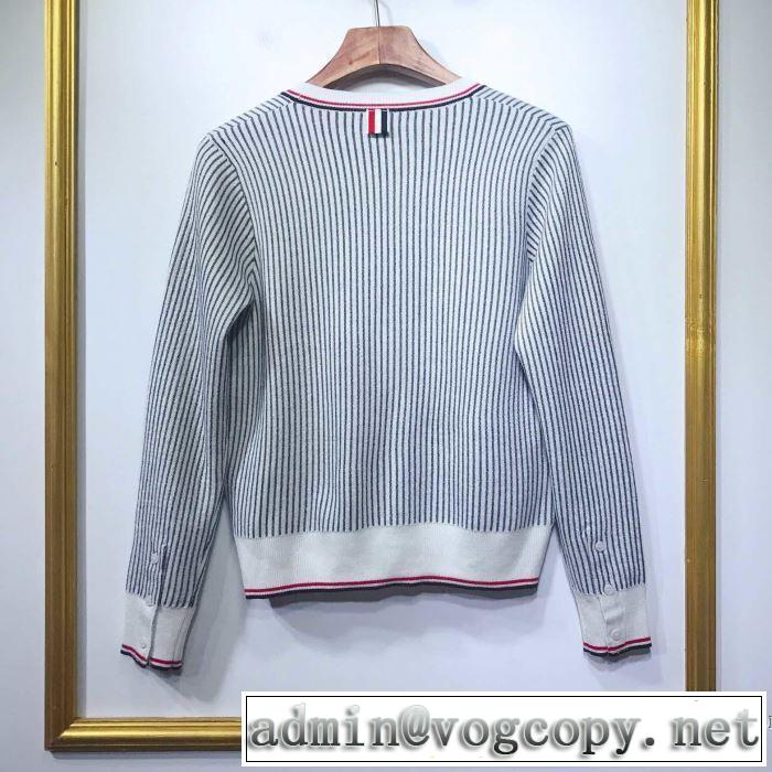 優しい雰囲気スタイリッシュに トムブラウン 【2019年】夏のファッション THOM BROWNE ニットコート 目を引く春夏トップス