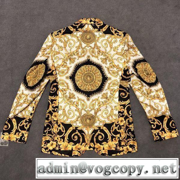 スタイルUPして着こなす ヴェルサーチVERSACE テーラードジャケット 2019年春夏のトレンドアイテム