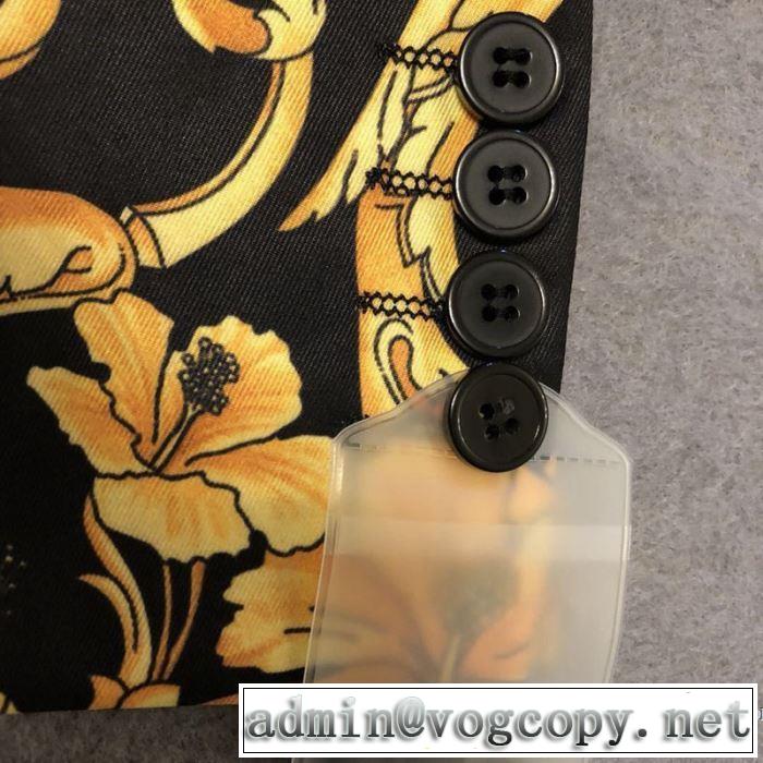 スタイルUPして着こなす ヴェルサーチVERSACE テーラードジャケット 2019年春夏のトレンドアイテム