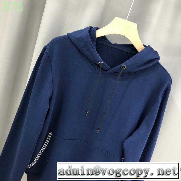 ぜひ今年のトレンドをチェック パーカー 夏に良く似合うちょっと新品 ヴェルサーチVERSACE 2019年春夏流行ファッション