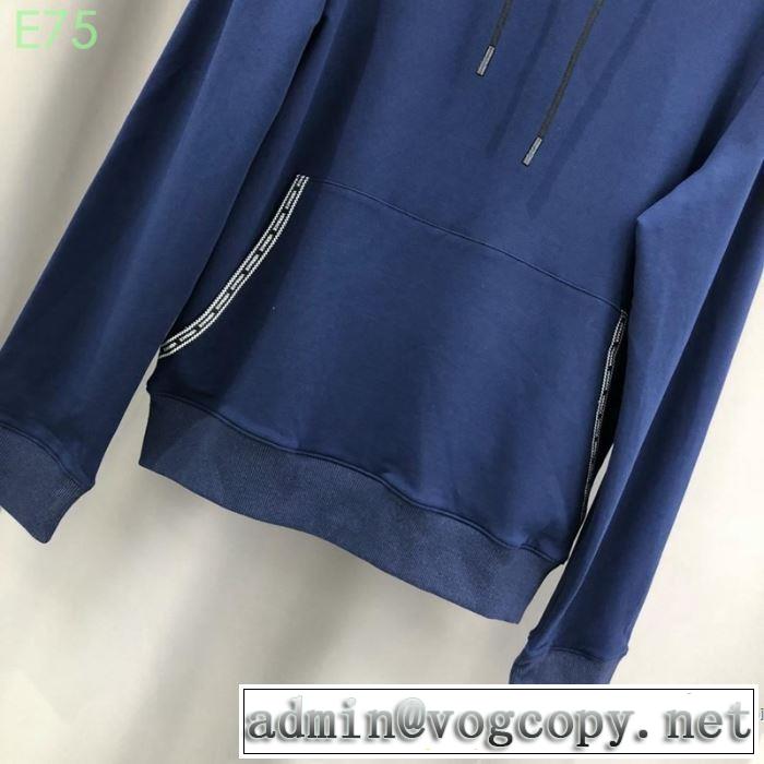 ぜひ今年のトレンドをチェック パーカー 夏に良く似合うちょっと新品 ヴェルサーチVERSACE 2019年春夏流行ファッション