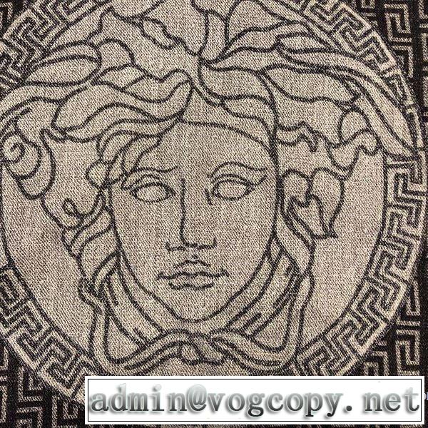 ヴェルサーチVERSACE ベストはキレイめな印象に プルオーバーパーカー 2019年夏の一押しファッションアイテム