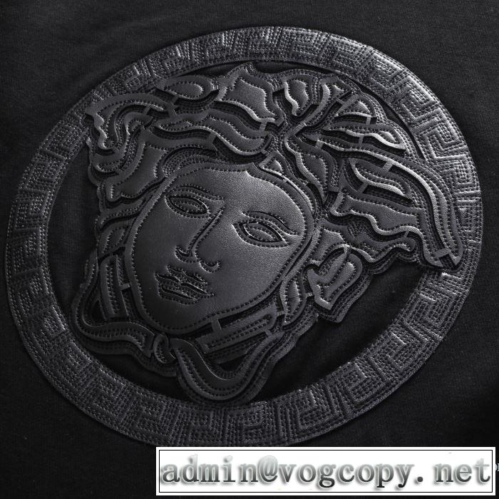春色の最旬の人気アイテム  ヴェルサーチVERSACE 2019夏ファション新品 上下セット夏らしい品格が漂う