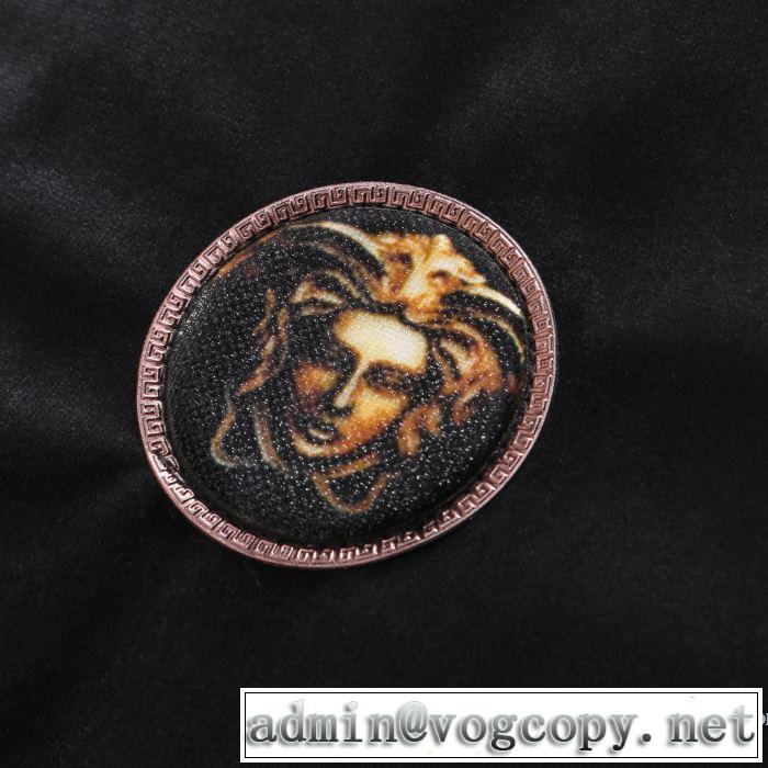 上下セット おしゃれな夏ファッション2019 ヴェルサーチ 今年の夏は着こなし VERSACE 気持ちいい真夏日にぴったり
