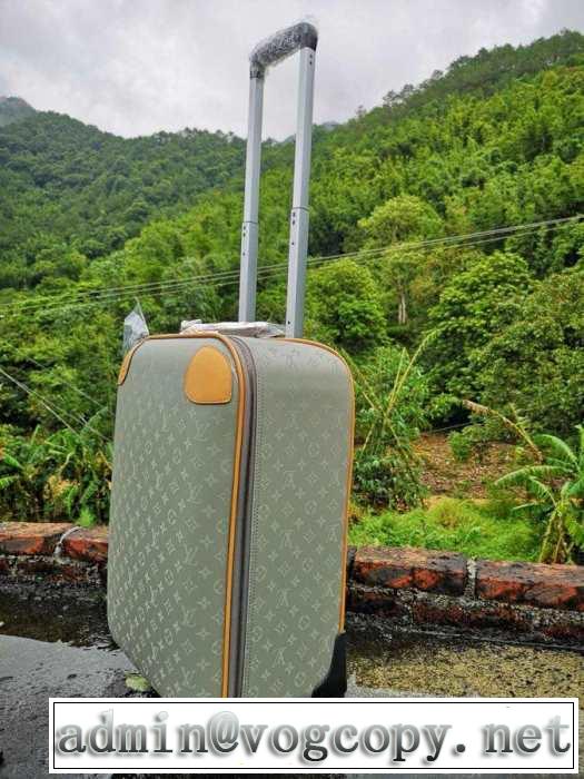 ルイ ヴィトン LOUIS VUITTON  《2019年》今、注目のストリート スーツケース さわやか夏スタイル新品