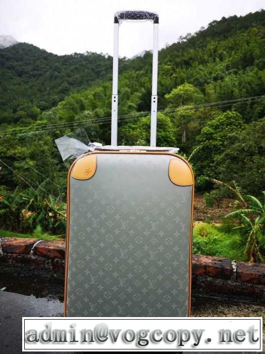 ルイ ヴィトン LOUIS VUITTON  《2019年》今、注目のストリート スーツケース さわやか夏スタイル新品