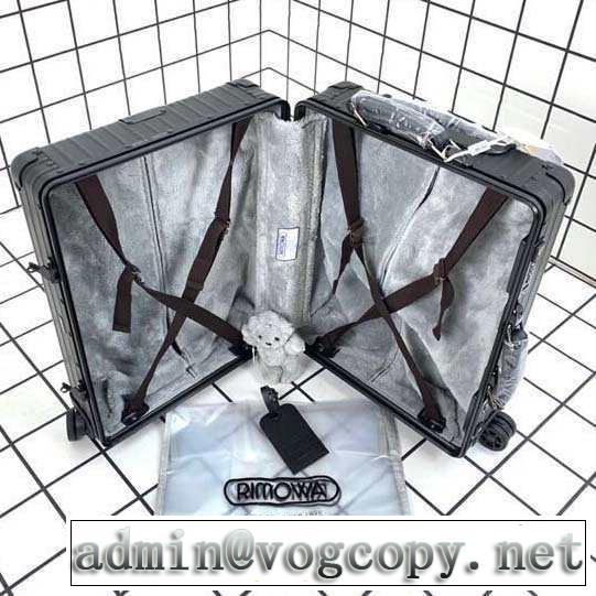 暑い季節も大活躍 リモワ Rimowa 《2019年》今、注目のストリートスーツケースすっきりした印象に