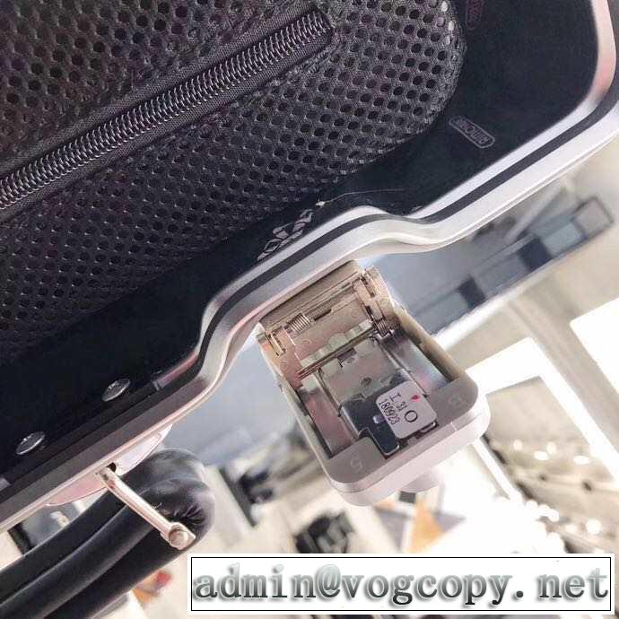 リラックス感のあるゆったり リモワ Rimowa オススメしたい最新注目ファション 2019春夏 スーツケース