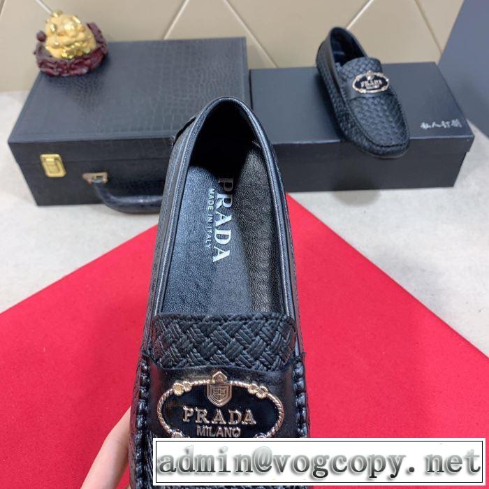 大人カジュアル夏ファッション2019 特に夏は人気アイテム プラダ PRADA カジュアルシューズ