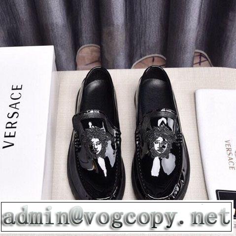 カジュアルシューズ 今季トレンドの限定アイテム 2019年の夏のマスト VERSACE ヴェルサーチ